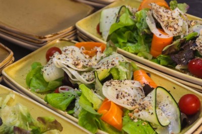 Paysage d'une ancienne carrière volcanique avec des formations rocheuses, entourée de végétation et sous un ciel bleu.