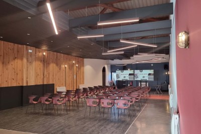 Paysage d'une ancienne carrière volcanique avec des formations rocheuses, entourée de végétation et sous un ciel bleu.
