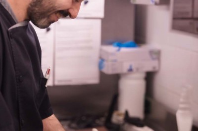 Paysage d'une ancienne carrière volcanique avec des formations rocheuses, entourée de végétation et sous un ciel bleu.