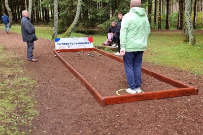 Paysage d'une ancienne carrière volcanique avec des formations rocheuses, entourée de végétation et sous un ciel bleu.