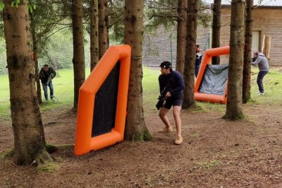 Paysage d'une ancienne carrière volcanique avec des formations rocheuses, entourée de végétation et sous un ciel bleu.