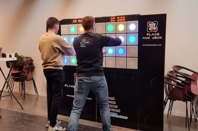 Paysage d'une ancienne carrière volcanique avec des formations rocheuses, entourée de végétation et sous un ciel bleu.