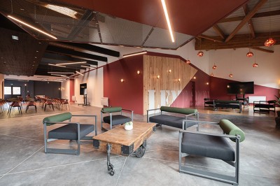 Paysage d'une ancienne carrière volcanique avec des formations rocheuses, entourée de végétation et sous un ciel bleu.