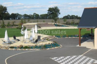 Un grand groupe de personnes posant ensemble en extérieur, devant un paysage verdoyant avec des arbres.