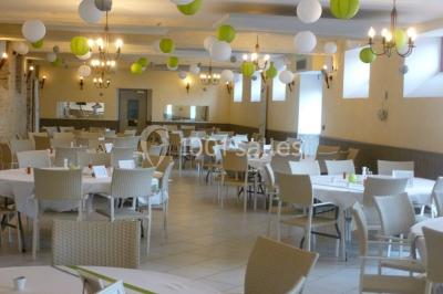 Un grand groupe de personnes posant ensemble en extérieur, devant un paysage verdoyant avec des arbres.