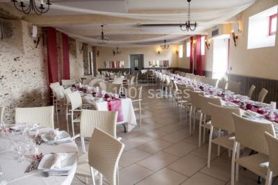 Un grand groupe de personnes posant ensemble en extérieur, devant un paysage verdoyant avec des arbres.