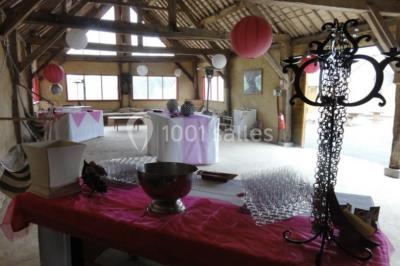 Un grand groupe de personnes posant ensemble en extérieur, devant un paysage verdoyant avec des arbres.