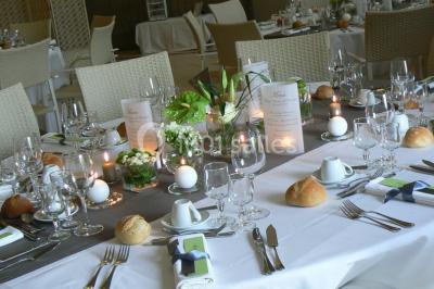 Un grand groupe de personnes posant ensemble en extérieur, devant un paysage verdoyant avec des arbres.