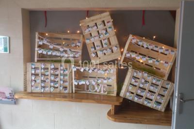 Un grand groupe de personnes posant ensemble en extérieur, devant un paysage verdoyant avec des arbres.