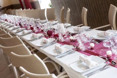 Un grand groupe de personnes posant ensemble en extérieur, devant un paysage verdoyant avec des arbres.