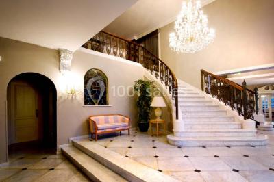 Fleurs blanches posées sur une table en bois, avec un fond flou de lumières et de décorations.