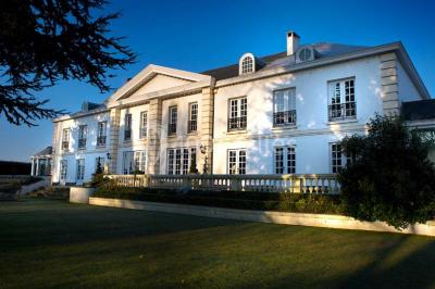 Fleurs blanches posées sur une table en bois, avec un fond flou de lumières et de décorations.