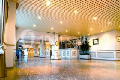 Fleurs blanches posées sur une table en bois, avec un fond flou de lumières et de décorations.