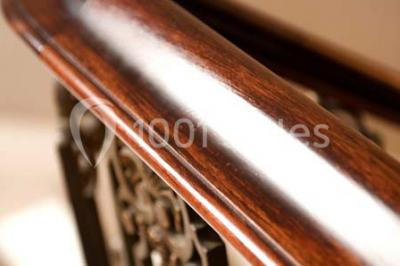Fleurs blanches posées sur une table en bois, avec un fond flou de lumières et de décorations.
