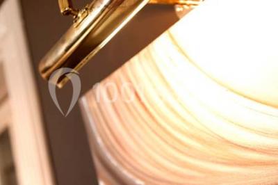 Fleurs blanches posées sur une table en bois, avec un fond flou de lumières et de décorations.