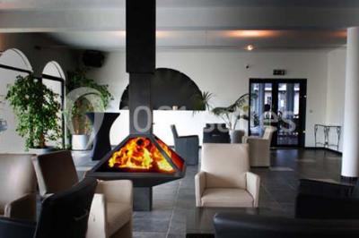 Vue d'une maison moderne avec piscine, statue décorative au premier plan et ciel dégagé en arrière-plan.