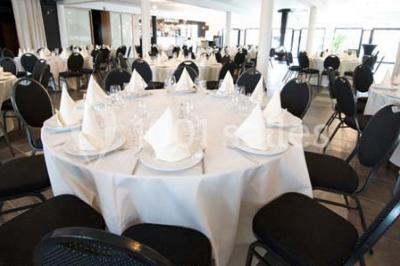 Vue d'une maison moderne avec piscine, statue décorative au premier plan et ciel dégagé en arrière-plan.