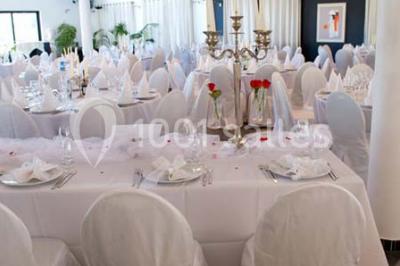 Vue d'une maison moderne avec piscine, statue décorative au premier plan et ciel dégagé en arrière-plan.