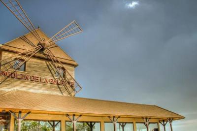 Vue panoramique d'une ville avec la tour Eiffel à gauche et des gratte-ciels modernes à droite sous un ciel dégagé.