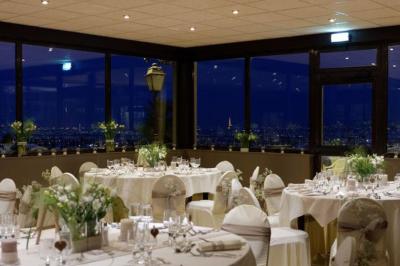 Vue panoramique d'une ville avec la tour Eiffel à gauche et des gratte-ciels modernes à droite sous un ciel dégagé.