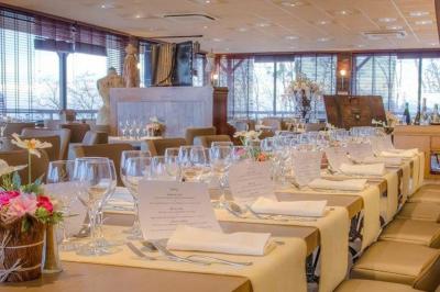 Vue panoramique d'une ville avec la tour Eiffel à gauche et des gratte-ciels modernes à droite sous un ciel dégagé.