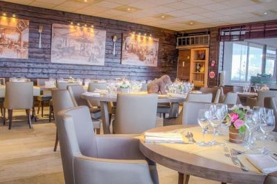 Vue panoramique d'une ville avec la tour Eiffel à gauche et des gratte-ciels modernes à droite sous un ciel dégagé.