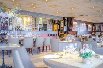 Vue panoramique d'une ville avec la tour Eiffel à gauche et des gratte-ciels modernes à droite sous un ciel dégagé.