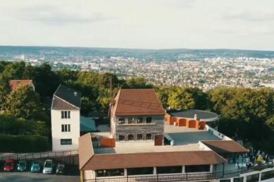 Vue panoramique d'une ville avec la tour Eiffel à gauche et des gratte-ciels modernes à droite sous un ciel dégagé.