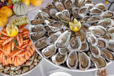 Vue panoramique d'une ville avec la tour Eiffel à gauche et des gratte-ciels modernes à droite sous un ciel dégagé.