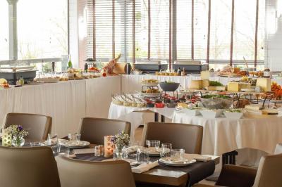 Vue panoramique d'une ville avec la tour Eiffel à gauche et des gratte-ciels modernes à droite sous un ciel dégagé.