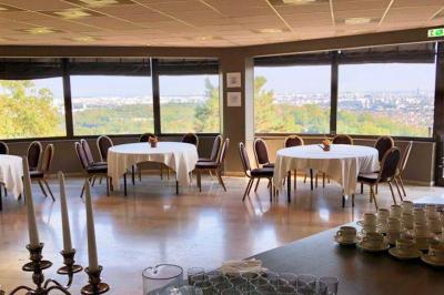 Vue panoramique d'une ville avec la tour Eiffel à gauche et des gratte-ciels modernes à droite sous un ciel dégagé.