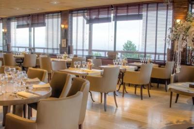 Vue panoramique d'une ville avec la tour Eiffel à gauche et des gratte-ciels modernes à droite sous un ciel dégagé.