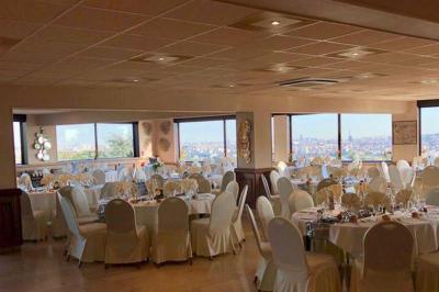 Vue panoramique d'une ville avec la tour Eiffel à gauche et des gratte-ciels modernes à droite sous un ciel dégagé.