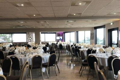 Vue panoramique d'une ville avec la tour Eiffel à gauche et des gratte-ciels modernes à droite sous un ciel dégagé.