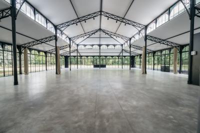Plaque ’Château de Champvallins’ sur une table en rotin avec une cloche dorée et une boîte décorative.