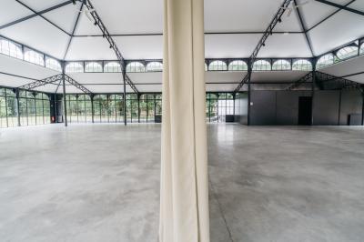 Plaque ’Château de Champvallins’ sur une table en rotin avec une cloche dorée et une boîte décorative.