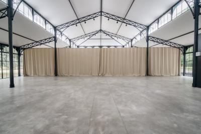 Plaque ’Château de Champvallins’ sur une table en rotin avec une cloche dorée et une boîte décorative.