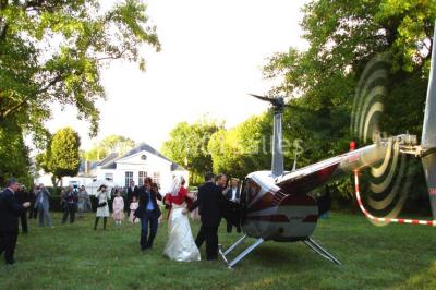 Un parc de nuit avec des arbres sombres, une structure lumineuse orange et des chemins faiblement éclairés.