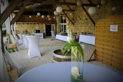 Paysage matinal avec un grand arbre isolé dans une prairie, entouré de brume et éclairé par une lumière douce.