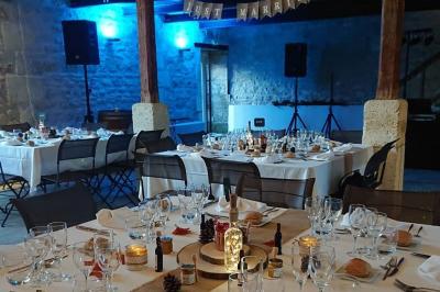 Paysage matinal avec un grand arbre isolé dans une prairie, entouré de brume et éclairé par une lumière douce.