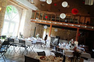 Paysage matinal avec un grand arbre isolé dans une prairie, entouré de brume et éclairé par une lumière douce.