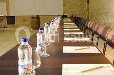 Arbre solitaire sans feuilles dans un champ givré au lever du jour, avec un chemin et des arbres en arrière-plan.