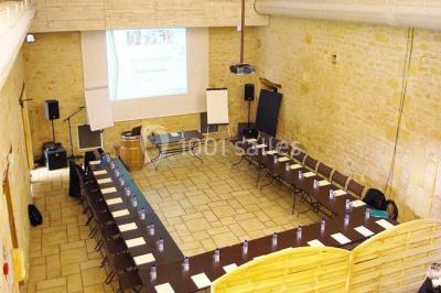 Arbre solitaire sans feuilles dans un champ givré au lever du jour, avec un chemin et des arbres en arrière-plan.