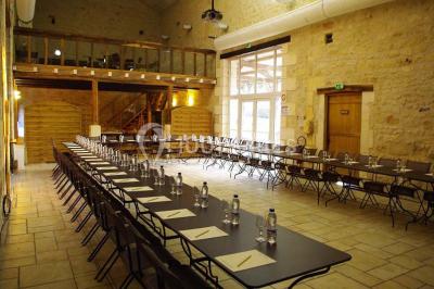 Arbre solitaire sans feuilles dans un champ givré au lever du jour, avec un chemin et des arbres en arrière-plan.