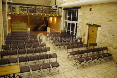Arbre solitaire sans feuilles dans un champ givré au lever du jour, avec un chemin et des arbres en arrière-plan.