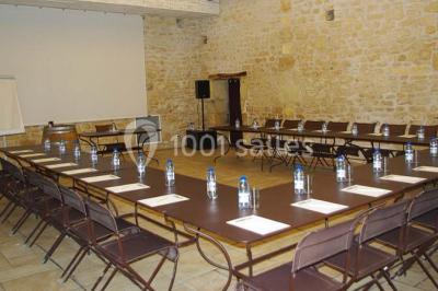 Arbre solitaire sans feuilles dans un champ givré au lever du jour, avec un chemin et des arbres en arrière-plan.