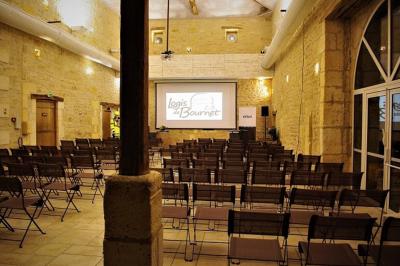 Arbre solitaire sans feuilles dans un champ givré au lever du jour, avec un chemin et des arbres en arrière-plan.