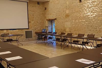 Arbre solitaire sans feuilles dans un champ givré au lever du jour, avec un chemin et des arbres en arrière-plan.