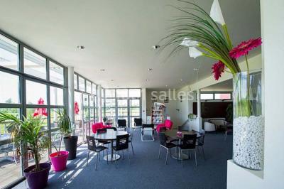 Terrasse en bois avec mobilier de jardin, vue sur un terrain de golf verdoyant par une journée ensoleillée.