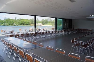 Terrasse en bois avec mobilier de jardin, vue sur un terrain de golf verdoyant par une journée ensoleillée.